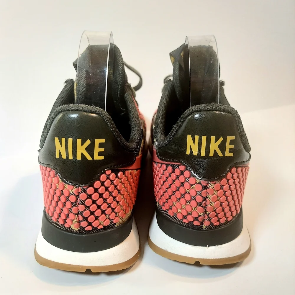 Nike sneakers red